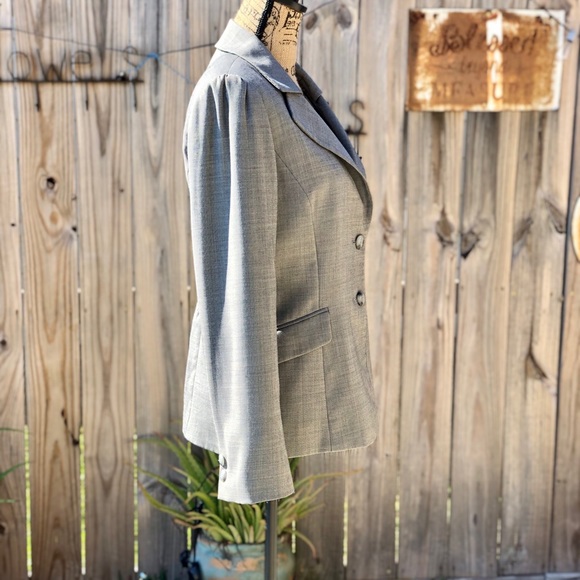 TAHARI 2 Button Blazer in Gray size 6 - Picture 2 of 8